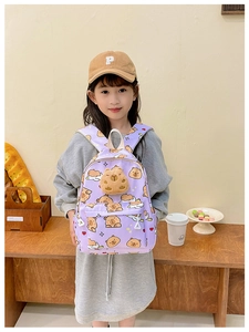 Détail du sac à dos enfant lavande avec imprimé capybara et tête d'animal en peluche