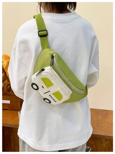 Detalle de riñonera infantil verde con forma de coche y correa ajustable suave