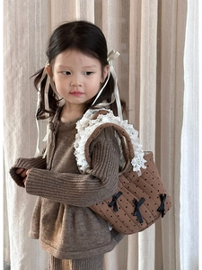 Borsa trapuntata per bambini in cotone a pois con fiocchi di nastro e manico in pizzo bianco