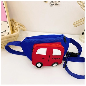 Detalle de riñonera infantil de coche con bolsillo rojo y correa ajustable