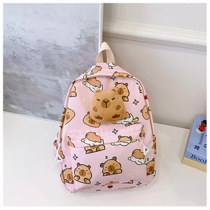 Détail du sac à dos rose pour enfants avec imprimés capybara et peluche décorative