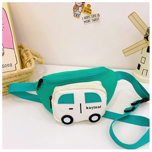 Detalle de la bolsa de pecho verde para niños con forma de coche y correa ajustable