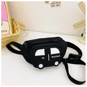 Detalle de un bolso de pecho infantil de lona negra con diseño de coche y correa ajustable