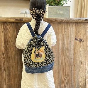Sac à dos enfant motif léopard avec broderie chat et ensemble chouchou assorti