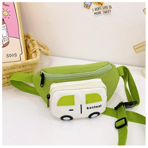 Detalle de la riñonera infantil de lona verde con un pequeño bolso en forma de coche blanco