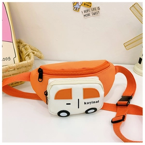 Detalle de correa ajustable y diseño de coche en bolso de pecho infantil color naranja