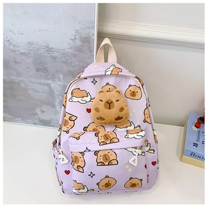Détail du sac à dos capybara lavande avec badge en peluche mignon et zip blanc