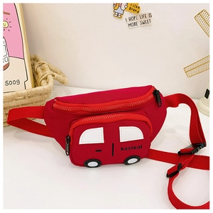 Detalle de riñonera infantil de lona roja en forma de coche con correa ajustable