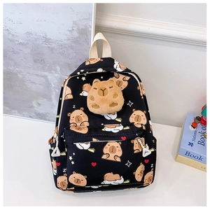 Détail d'un sac à dos en toile noire avec motifs capybara mignons et poupée en peluche 3D