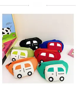 Vista detallada de los bolsos de pecho para niños con forma de coche en seis colores vivos