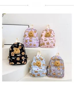 Gros plan de sacs à dos capybara mignons en cinq couleurs avec peluche 3D douce