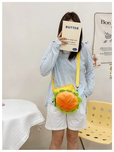 Detail of creative hamburger shaped crossbody bag for kids with adjustable yellow strap