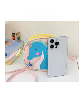 Comparaison de taille d'un sac bandoulière hippocampe rose à côté d'un téléphone