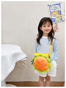 Detail of cute 3D hamburger kids crossbody bag with adjustable yellow strap and zipper