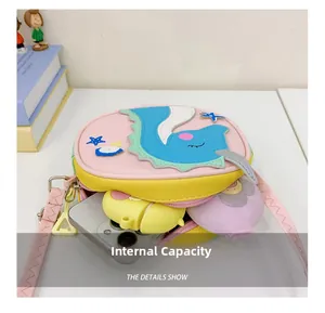 Vue détaillée de l'intérieur du sac hippocampe rose contenant un téléphone et accessoires