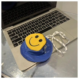 Detail der blauen Mini-Münzbörse in Fischerhutform mit Smiley und silbernem Karabinerhaken