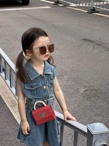 Détail du sac rouge pailleté pour enfant avec anse en perles et fermoir en cœur