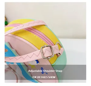 Détail de la bandoulière rose réglable avec boucle argentée sur un sac cartoon pour enfants