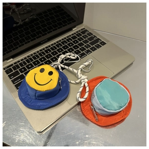 Detailansicht der Mini-Fischerhut-Geldbörse mit Smiley auf silbernem Laptop