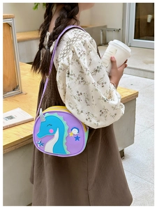 Détail de la broderie hippocampe sur un mini sac à bandoulière coloré pour enfant