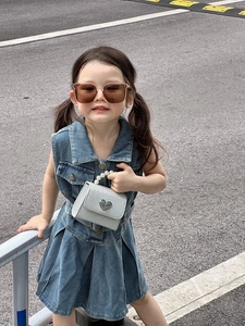 Mini sac argenté pailleté pour filles avec boucle coeur, anse perle et robe en denim