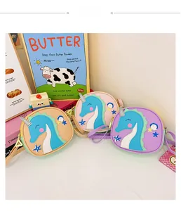 Trois sacs bandoulière hippocampe colorés en rose, violet et beige pour enfants en détail