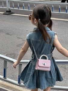 Sac à bandoulière rose pailleté pour enfants avec poignée en perles et loquet cœur