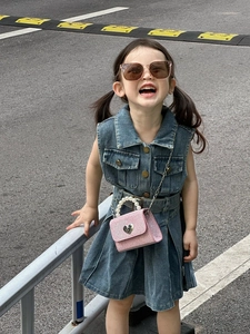 Détail du mini sac rose scintillant avec poignée en perles et fermoir cœur