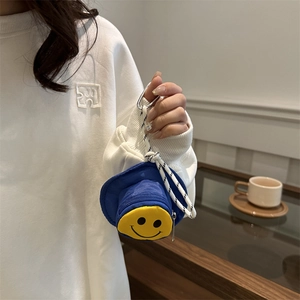 Blaue Mini-Geldbörse in Hutform aus Nylon mit gelbem Smiley-Gesicht und Metallkarabiner
