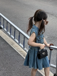 Robe en jean pour fille et sac à main perle avec fermoir cœur au style décontracté