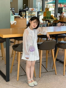 Borsa a tracolla viola per bambine con fiocco di strass abbinata a abito bianco