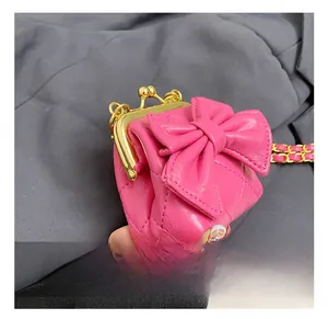 Detailansicht der rosa gesteppten Mini-Tasche mit Schleife und Goldverschluss