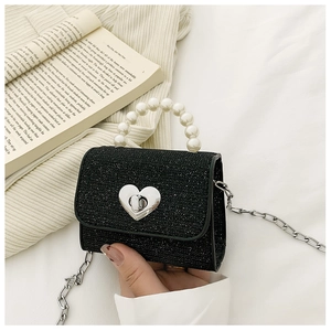 Détail du mini sac pailleté avec serrure cœur argentée et poignée en perles chic