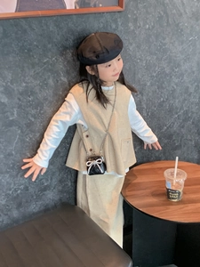 Outfit da bambina con borsa a tracolla trapuntata nera e dettaglio fiocco di strass