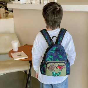 Zaino per bambini blu scuro con motivi di dinosauri verdi e toppe di dinosauri