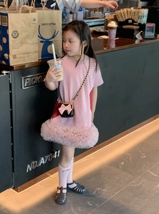 Detailaufnahme einer schwarzen gesteppten Umhängetasche mit rosa Schleife für Kinder