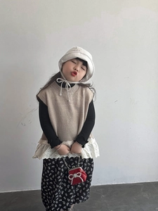 Completo da bambina con borsa a tracolla in velluto rosso e dettaglio fiocco argento