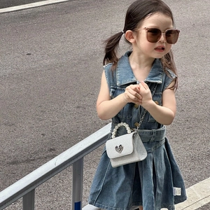 Sac enfant pailleté argenté avec poignée perle et fermoir cœur en décor extérieur