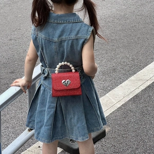 Sac bandoulière rouge enfant avec boucle cœur, poignée perle et chaîne argentée