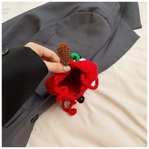 Détail du sac pomme au crochet rouge pour enfant montrant l'intérieur et le cordon