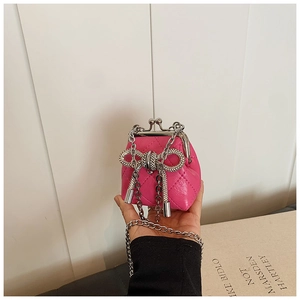 Dettaglio mini borsa a tracolla trapuntata rosa acceso con fiocco in strass lucidi