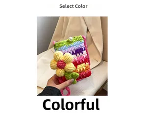 Details der handgefertigten Regenbogen-Häkeltasche mit gelber Blume und Perlenverschluss