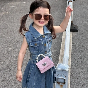 Mini sac rose pailleté pour filles avec anse en perles et fermoir cœur sur tenue denim