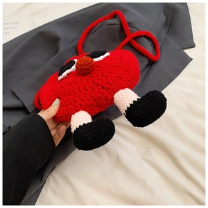 Détail du sac à bandoulière pomme monstre en crochet rouge fait main avec de grands yeux noirs