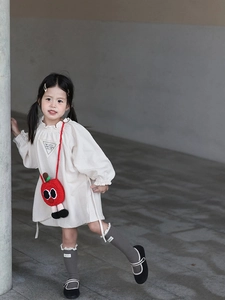 Tenue enfant avec sac bandoulière pomme rouge tricoté main au design de dessin animé