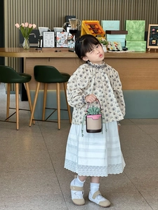 Detail of a chic color-block mini bucket bag with chain strap for children's fashion outfits