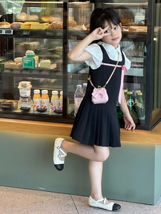 Modisches Mädchen-Outfit mit rosa gesteppter Schleifen-Tasche und passenden Schuhen