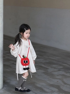 Détail du sac à bandoulière pomme rouge au crochet pour enfant avec décor d'yeux 3D