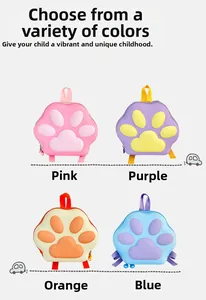 Vue détaillée des quatre options de couleurs pour sacs à dos patte de chat en rose et bleu