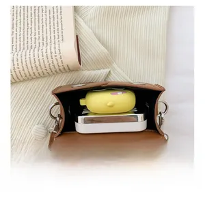 Vue intérieure du sac en cuir marron montrant l'espace pour écouteurs et accessoires